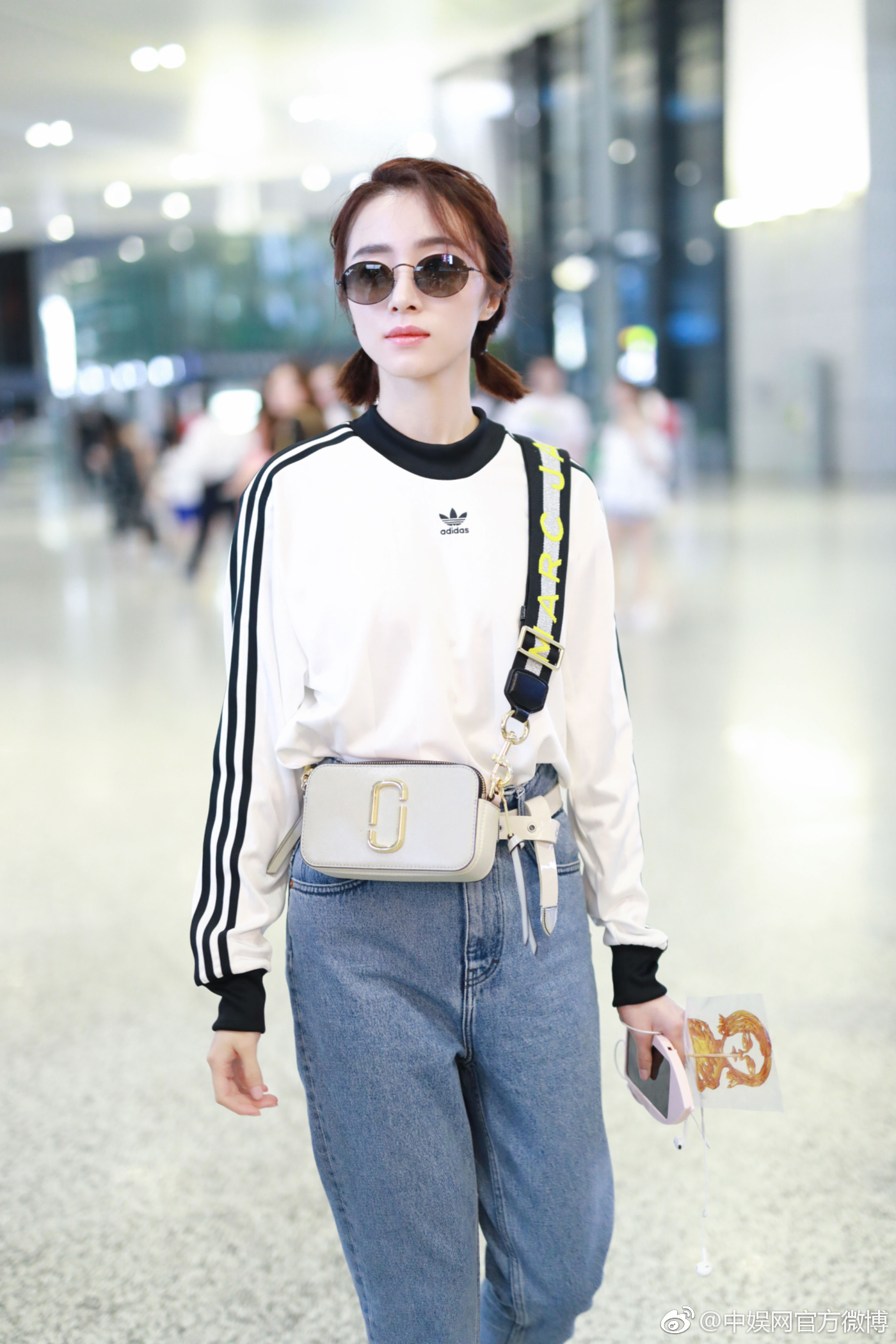 昨晚@胡冰卿 现身上海机场,简单干净的运动装,看起来元气满满