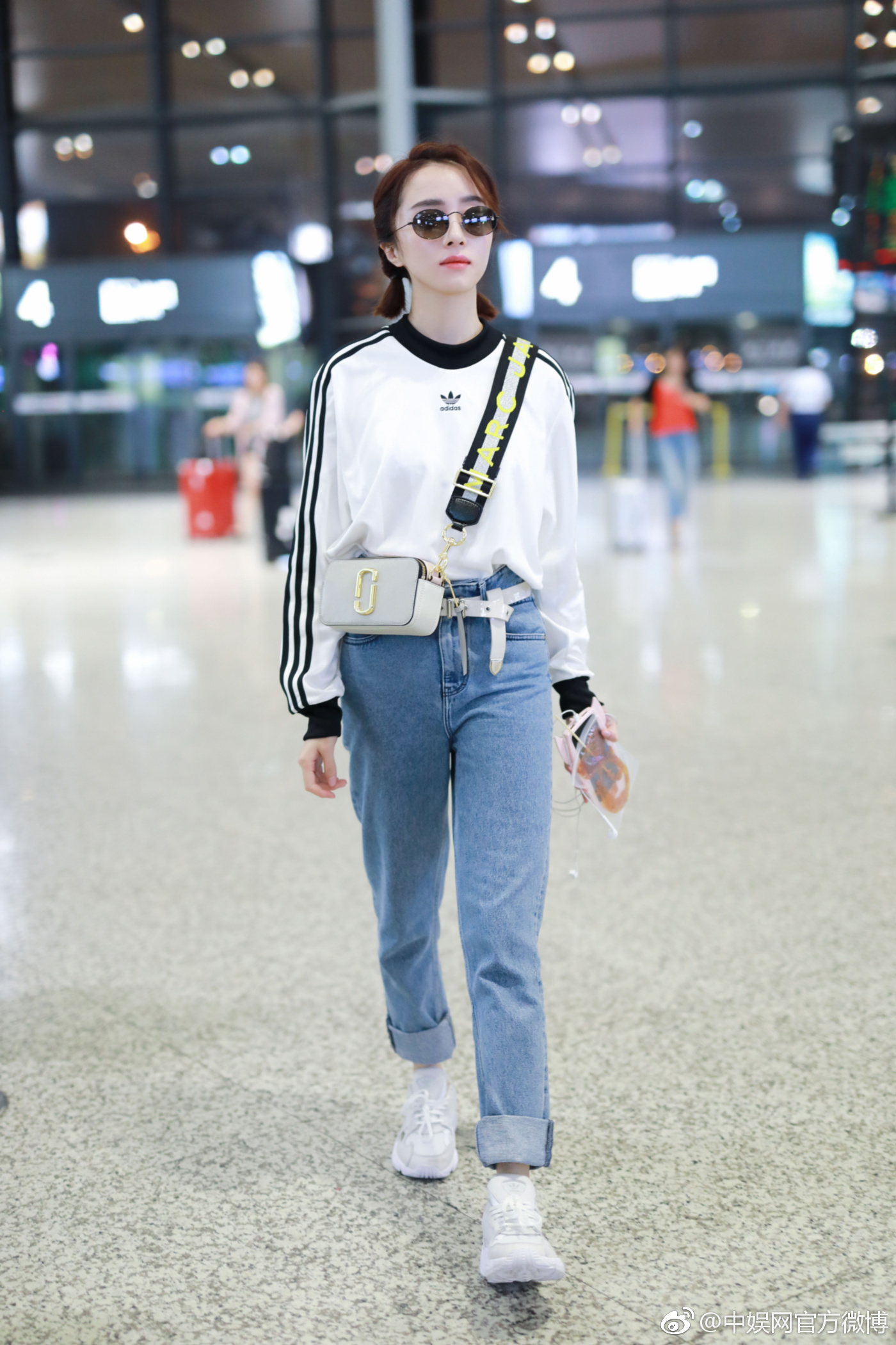 昨晚@胡冰卿 现身上海机场,简单干净的运动装,看起来元气满满