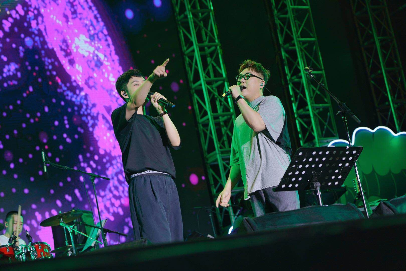 是流浪诗人》等代表作的民谣乐队——好妹妹乐队空降桃花岛海浪音乐节