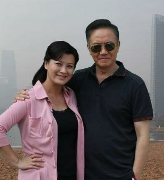 60岁李幼斌近照,期间与妻子离婚,和小十三岁的她在一起!