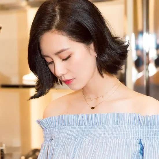 女星上演低头杀,赵丽颖似花季少女,郑爽不施粉黛最让人舒服!