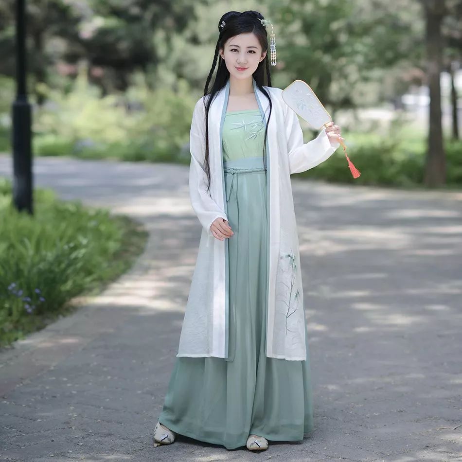 徐娇夏达穿上汉服美如画,仙女们要不要考虑一下?