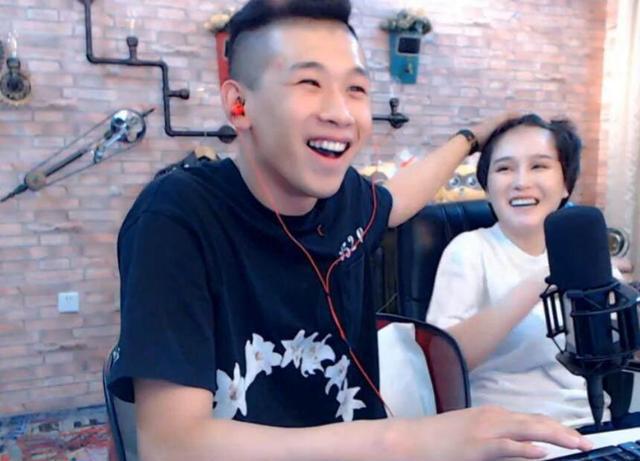 mc天佑在赵本山家里直播和本山大叔的女儿很亲密