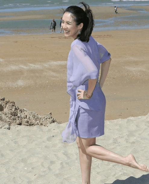 章子怡重现沙滩近照, 网友: 小腿上肌肉结实