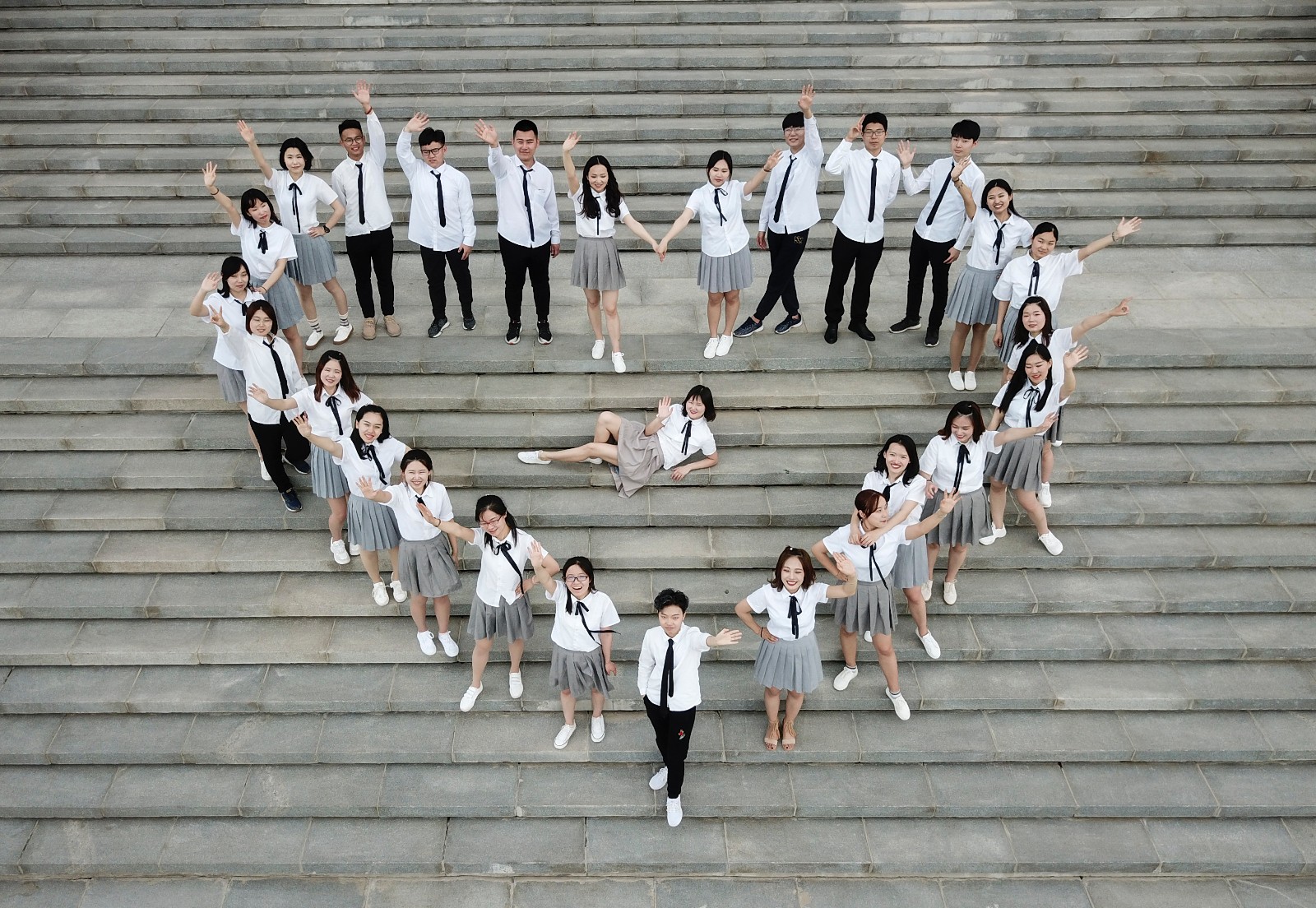 毕业季 航拍沈阳学生创意毕业照