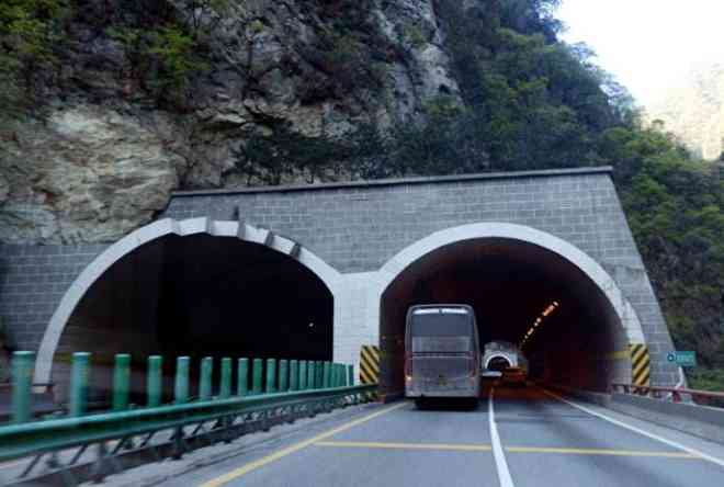 中国开凿世界上最长的隧道贯穿秦岭完工将成为新的里程碑