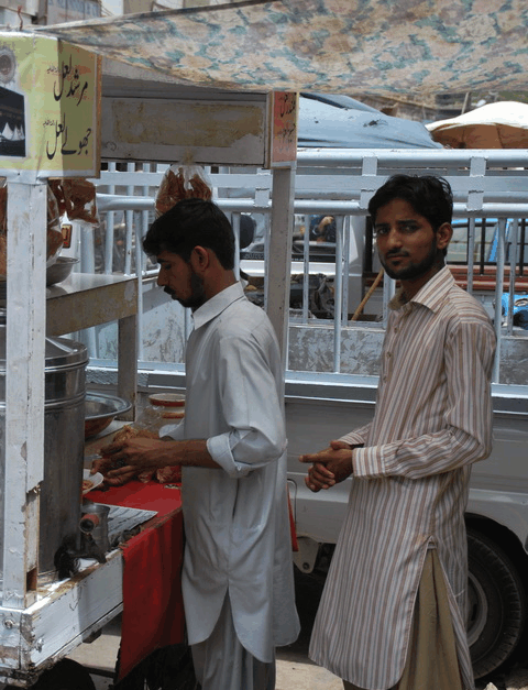 实拍: 真心兄弟国巴基斯坦街边生活, 见到中国人就会投以微笑