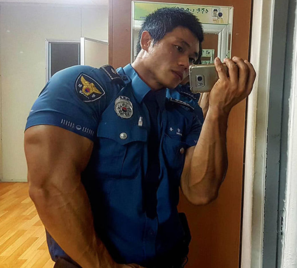 韩国最强壮警察,一身发达的肌肉,对罪犯有着威慑作用!