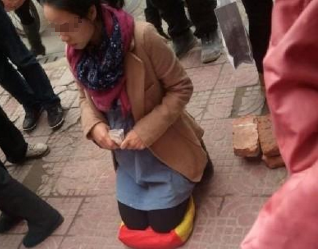 女子穿着靓丽大街乞讨,经过的路人知道真相都露出厌恶的表情