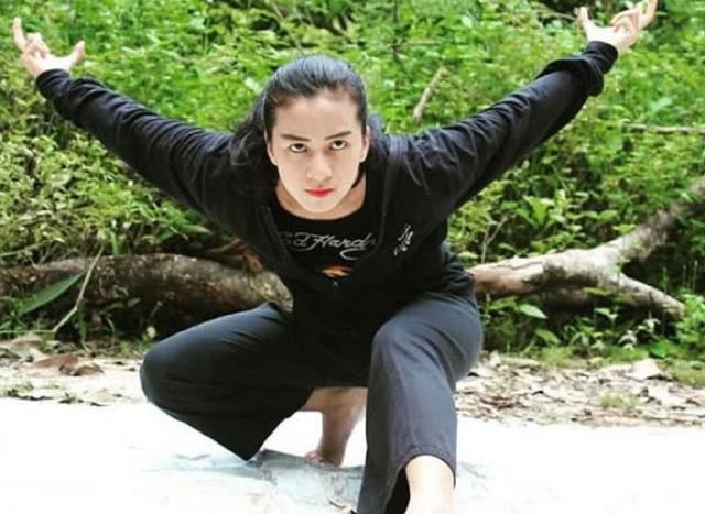 女子把李小龙的功夫练到极致,一根手指就可以在地上做俯卧撑