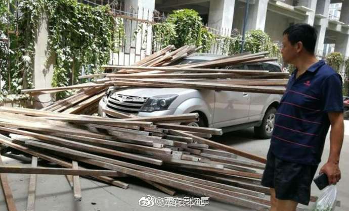 西安一工地高空掉下钢管砸伤私家车 所幸无人员伤亡[doge]|钢管|砸伤|工地_新浪新闻