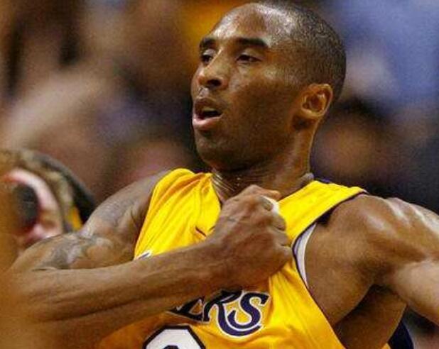 科比生涯最霸气的庆祝动作,捶胸怒扯球衣,闭嘴动作成经典!