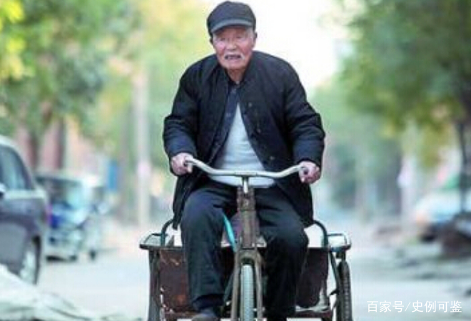 戴破帽子蹬三轮,车上装150万现金,这个"大老虎"想逃被抓!