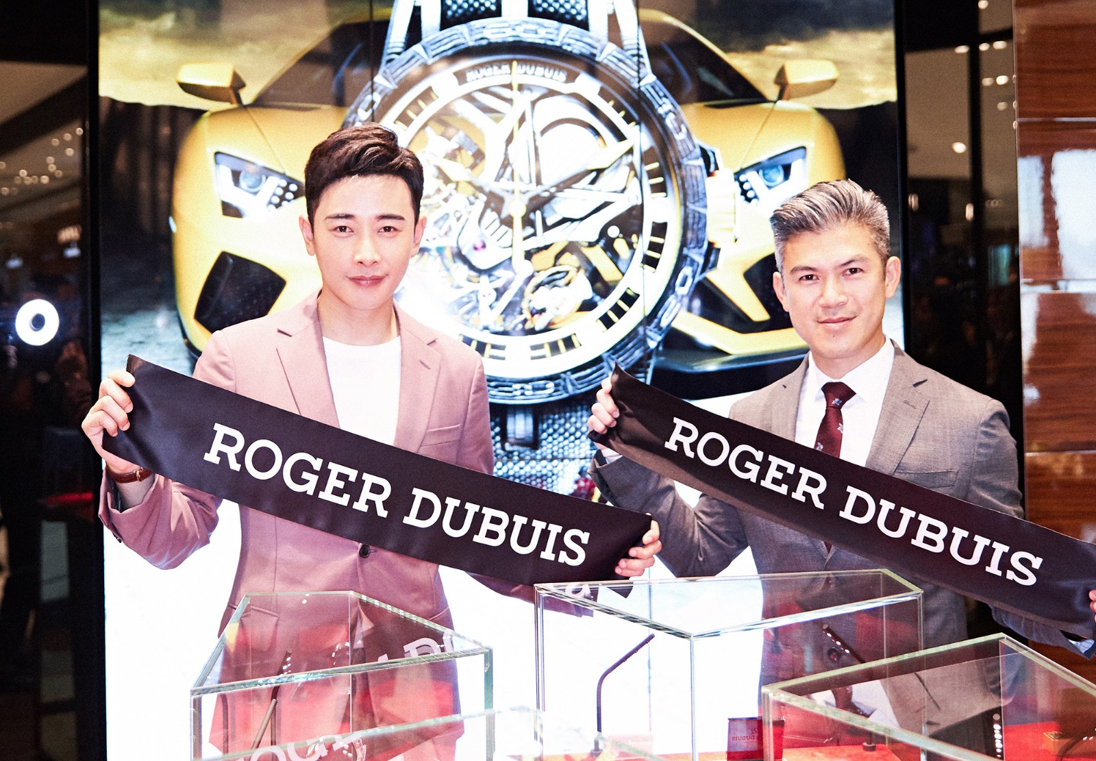 罗晋亮相品牌活动 大显身手参与制表