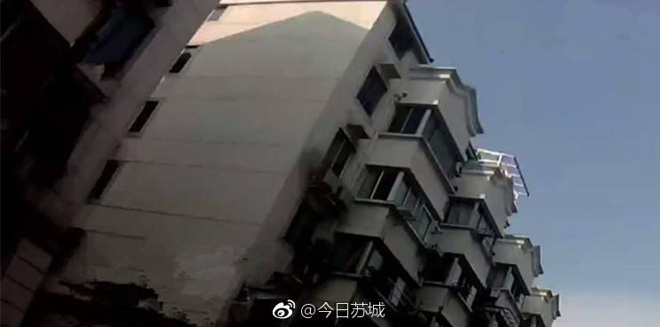 楼上着火苏州一阿姨驻足围观 邻居提醒才知是自己家[允悲]