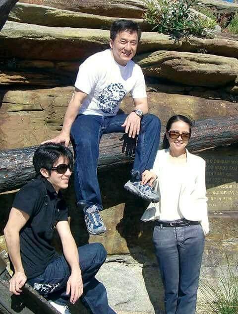 儿子房祖名吸毒事件曝光后,成龙怕林凤娇孤独,经常陪林凤娇聊天,可以