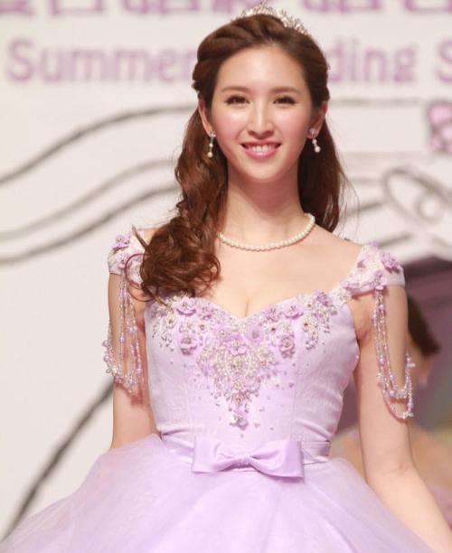 但是何傲儿居然被自己的父亲嫁给了80岁的老头,觉得有些可惜.