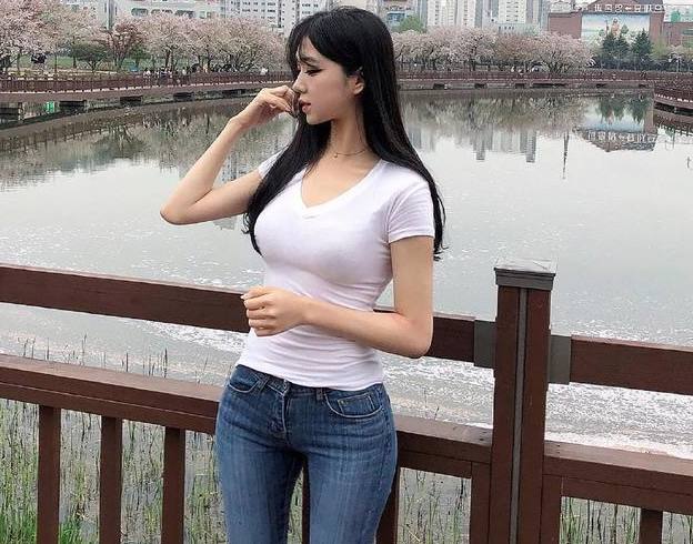 时尚的牛仔裤美女,展现别具风格的魅力,让人一眼难忘!