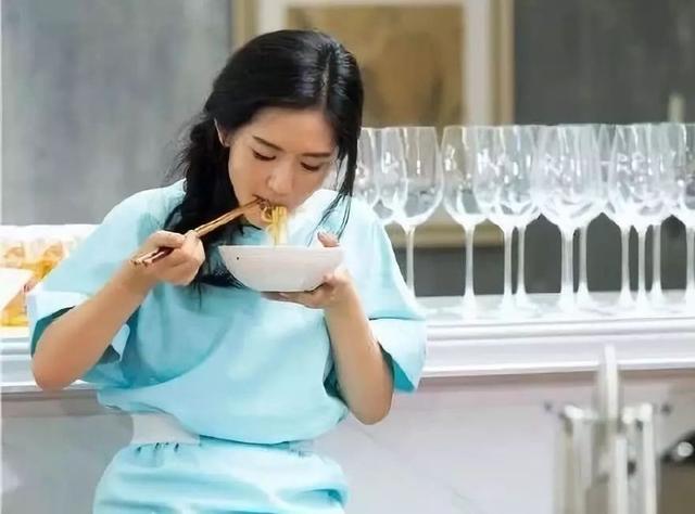 明星吃饭的样子,景甜随意,谢娜优雅,林心如被"吐槽"