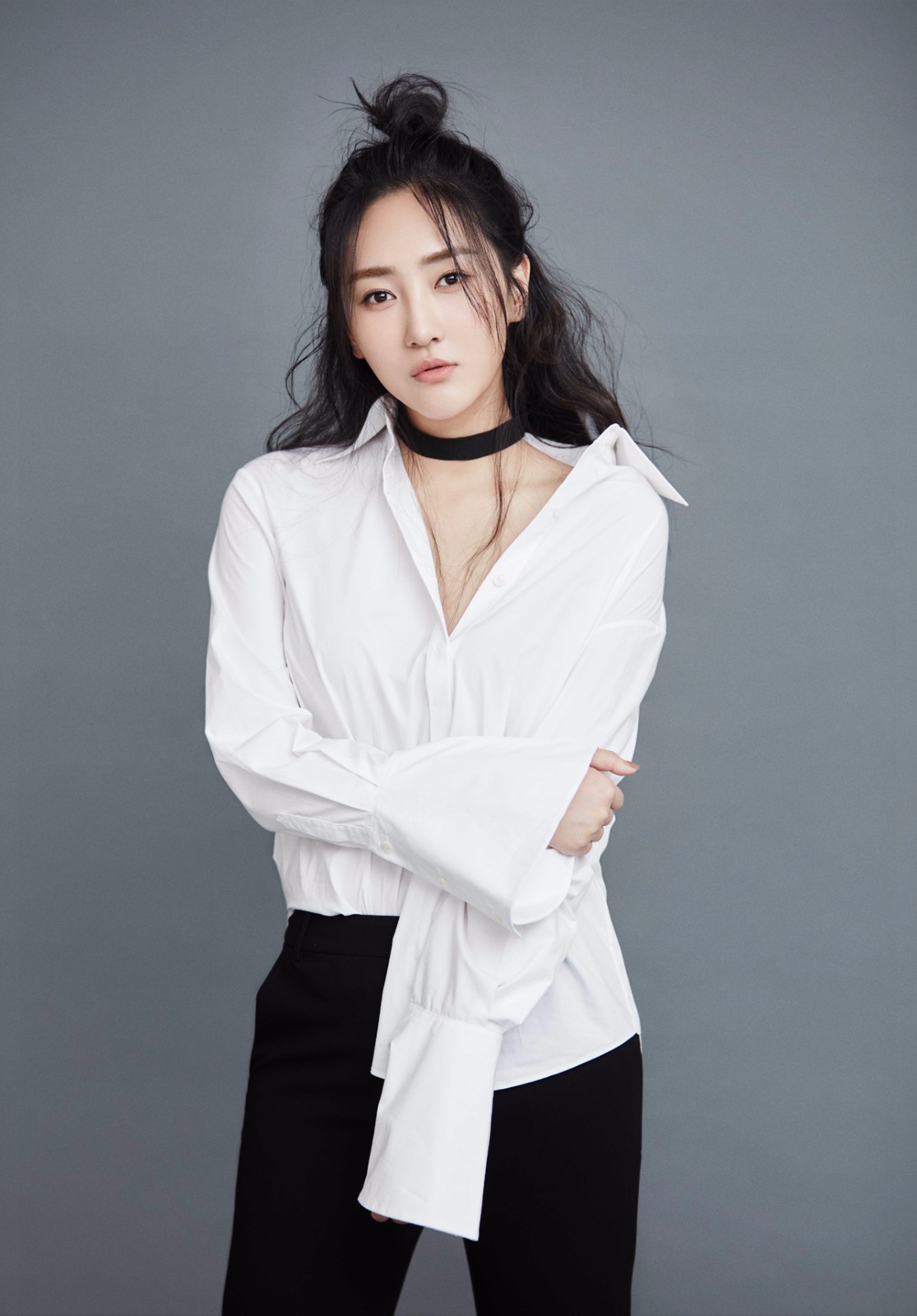 高姝瑶质感写真大秀美腿 眼神魅惑"锁骨精"