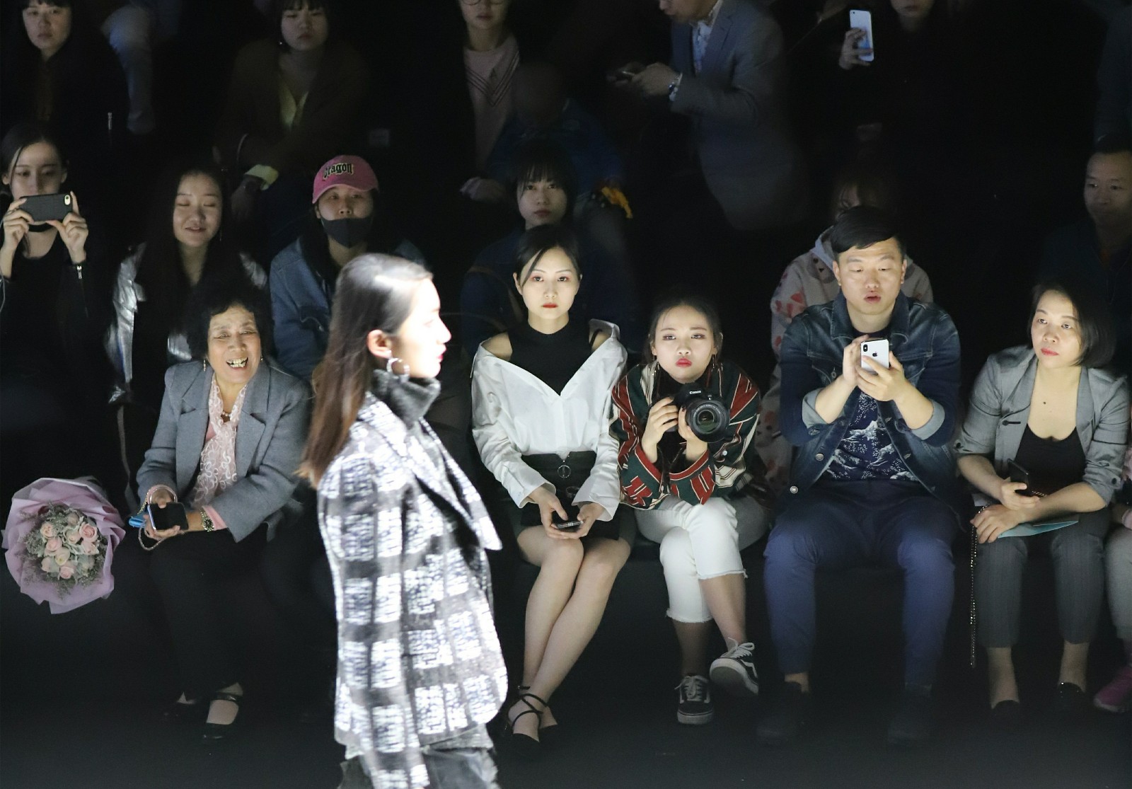 国际时装周模特秀现场摄影师却将镜头对准了这位观众席的姑娘