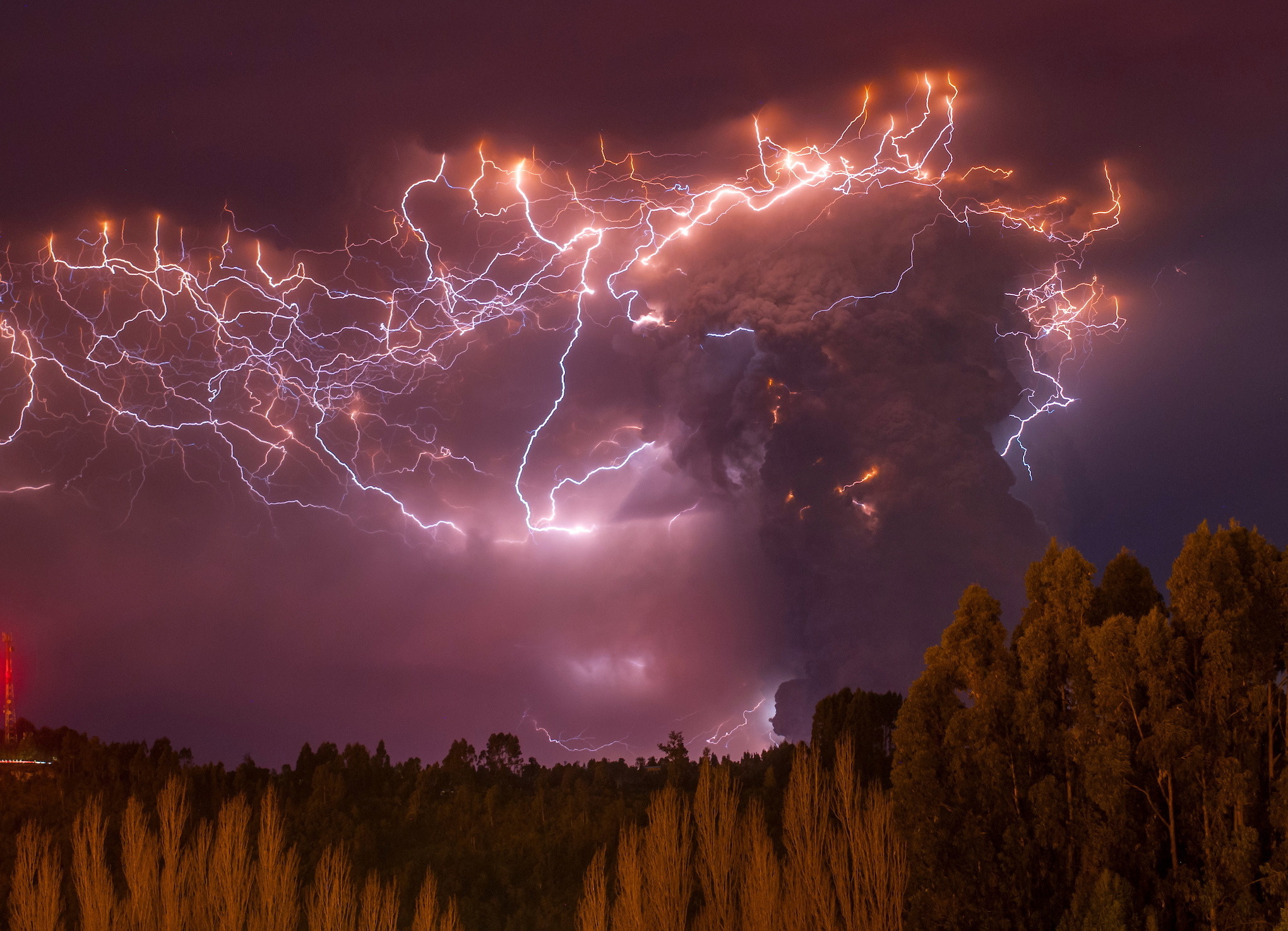 闪电与喷发的火山碰撞交缠的瞬间摄影师francisconegroni