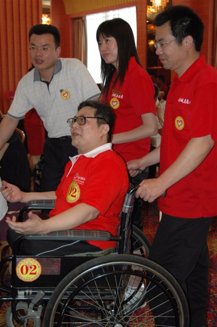 "励志哥"17岁拄双拐独自创业 如今变证券经纪人 致力帮助残疾人