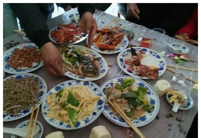 酒席就在户外, 菜多的桌子都垒不下, 农村酒席这样吃太有意思了|酒席|农村|桌子_新浪新闻
