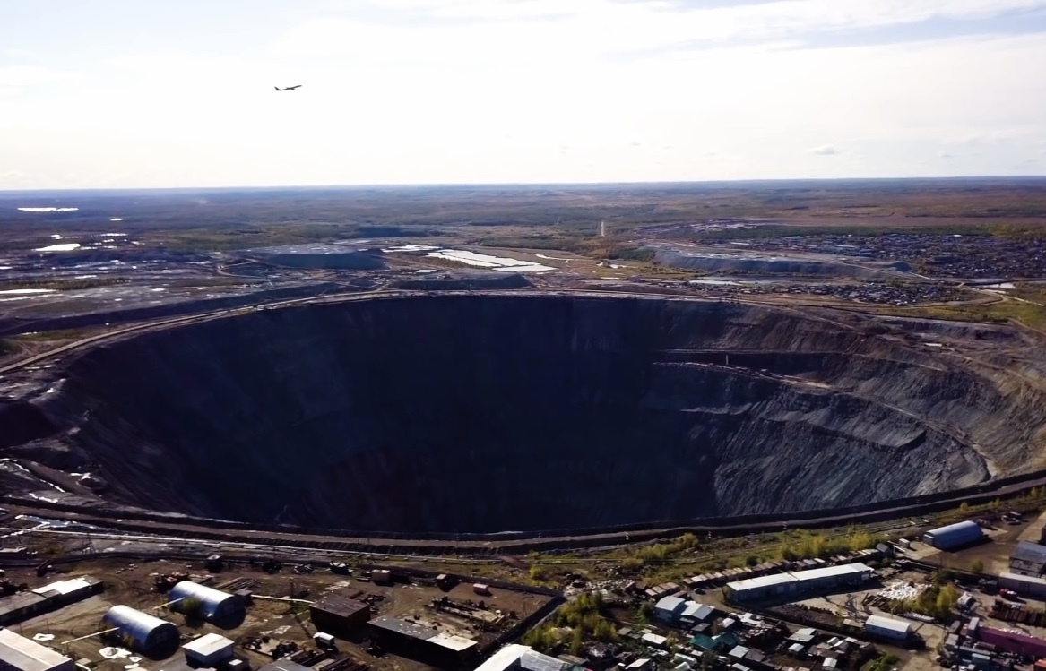 前苏联的神秘钻石矿洞曾经每年生产1000万克拉如今被关闭