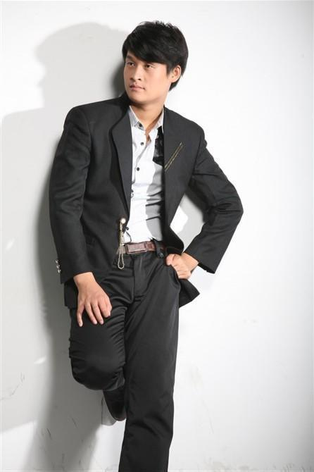 小沈龙,原名戴小龙,1990年出生于黑龙江.