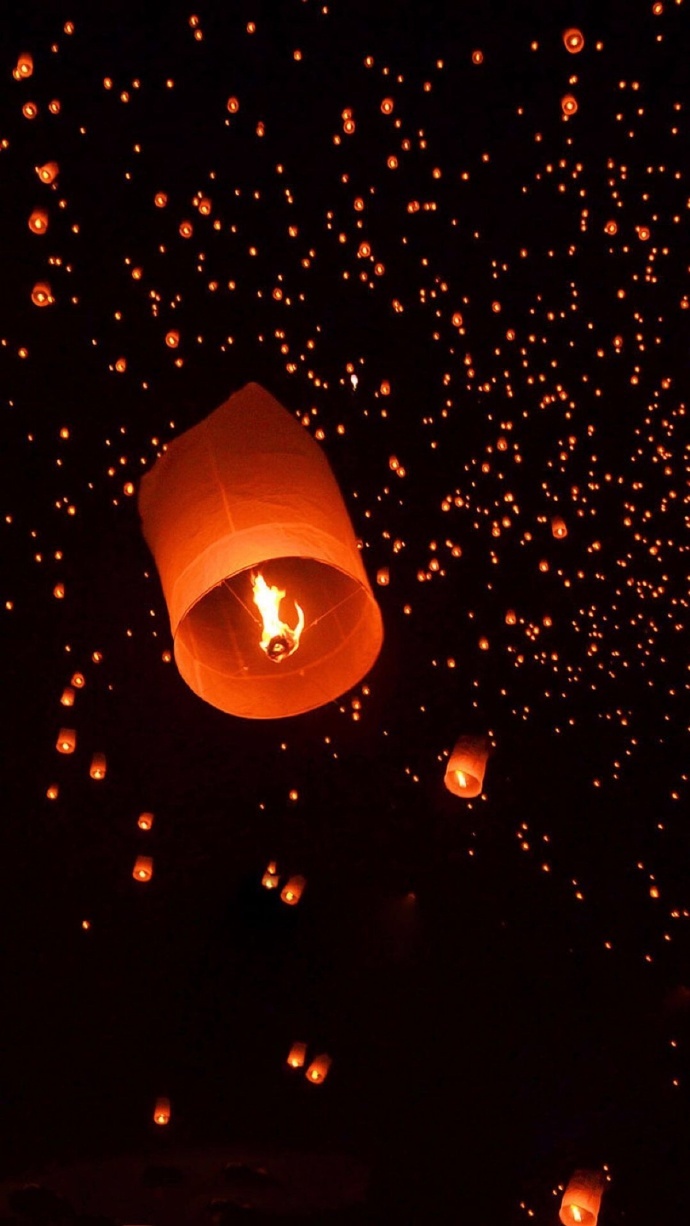 月沉碧海望重楼谁放明灯惹梦游