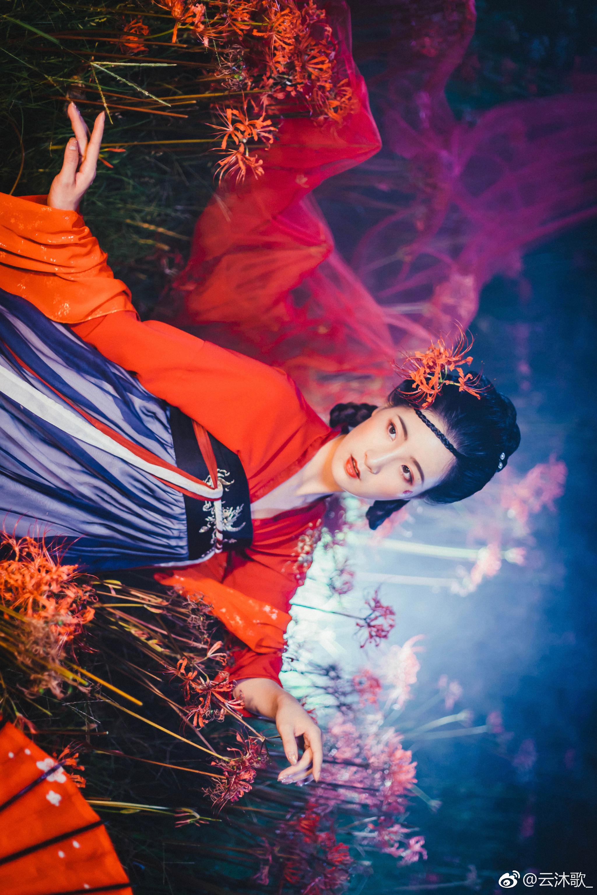 忘川河畔,彼岸花开.摄后:@云沐歌_ 仙女:@-金儿er