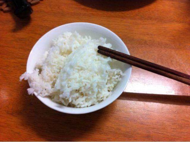 进城看病住儿子家,儿媳给我盛碗饭,我当晚就悄悄回家了