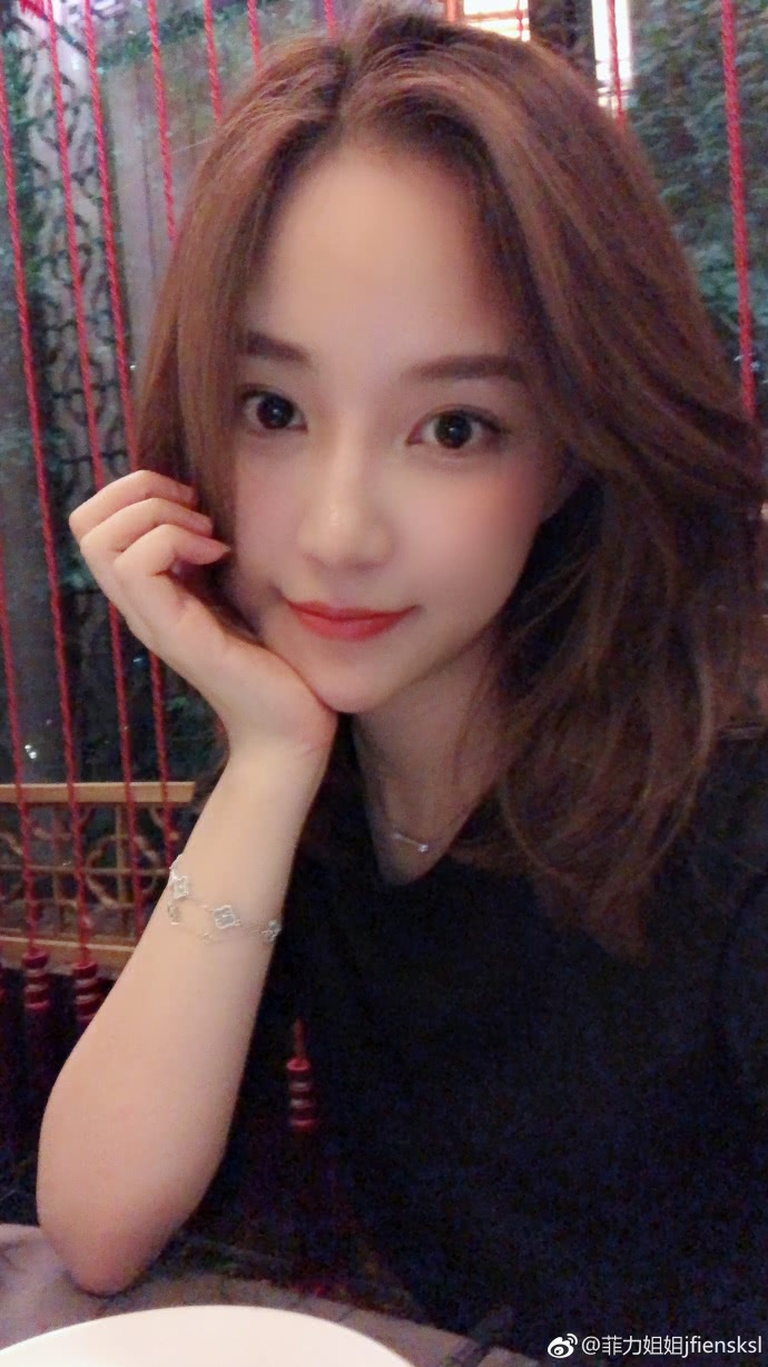 雪梨素颜与狗狗亲昵暴露了真实颜值,网友:有点理解王思聪了