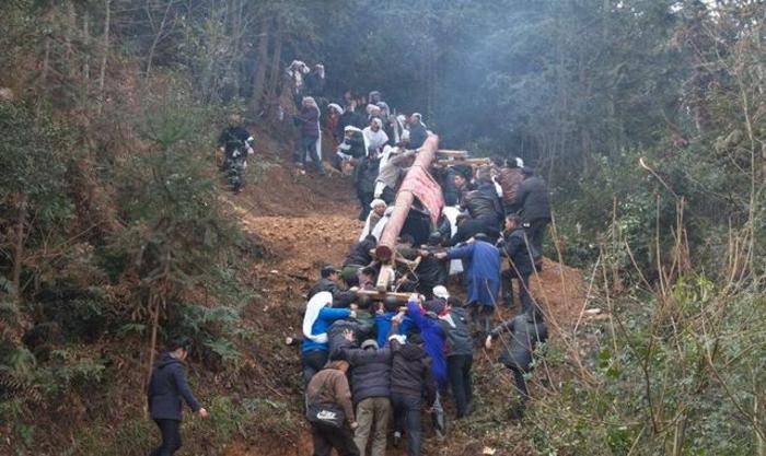 农村丧葬习俗,"孝子压丧,金刚抬龙杠",什么意思?