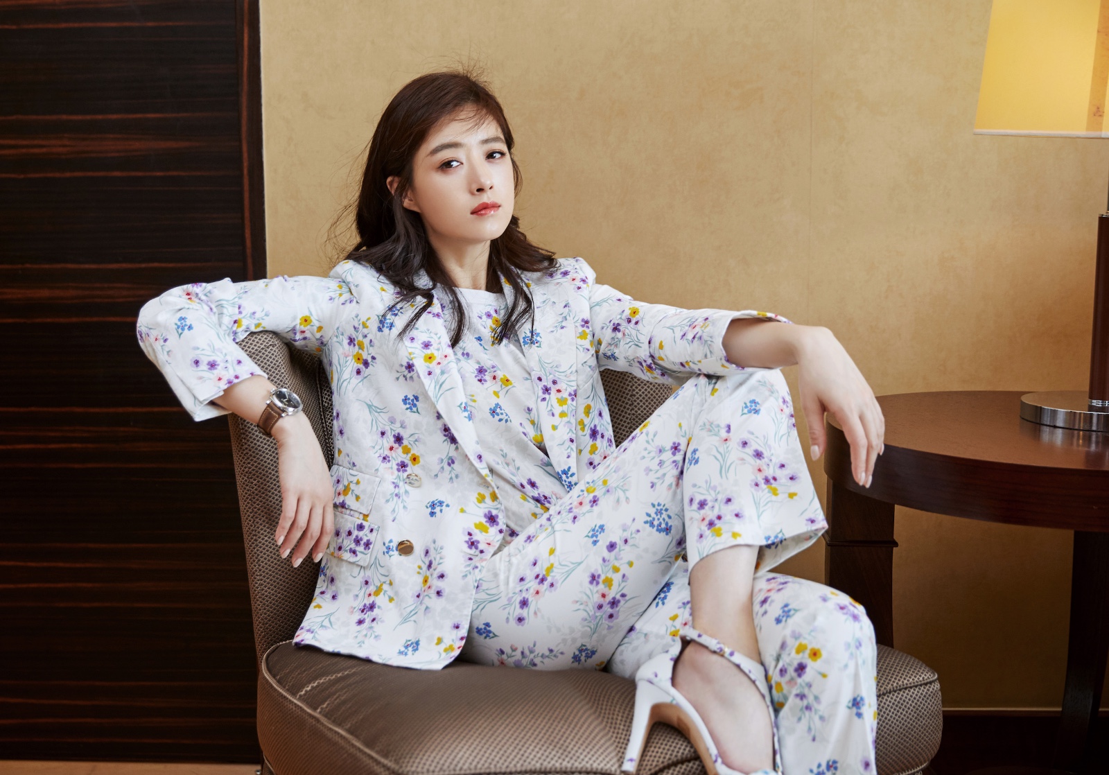 蒋欣春季写真曝光 演绎自信优雅御姐范儿