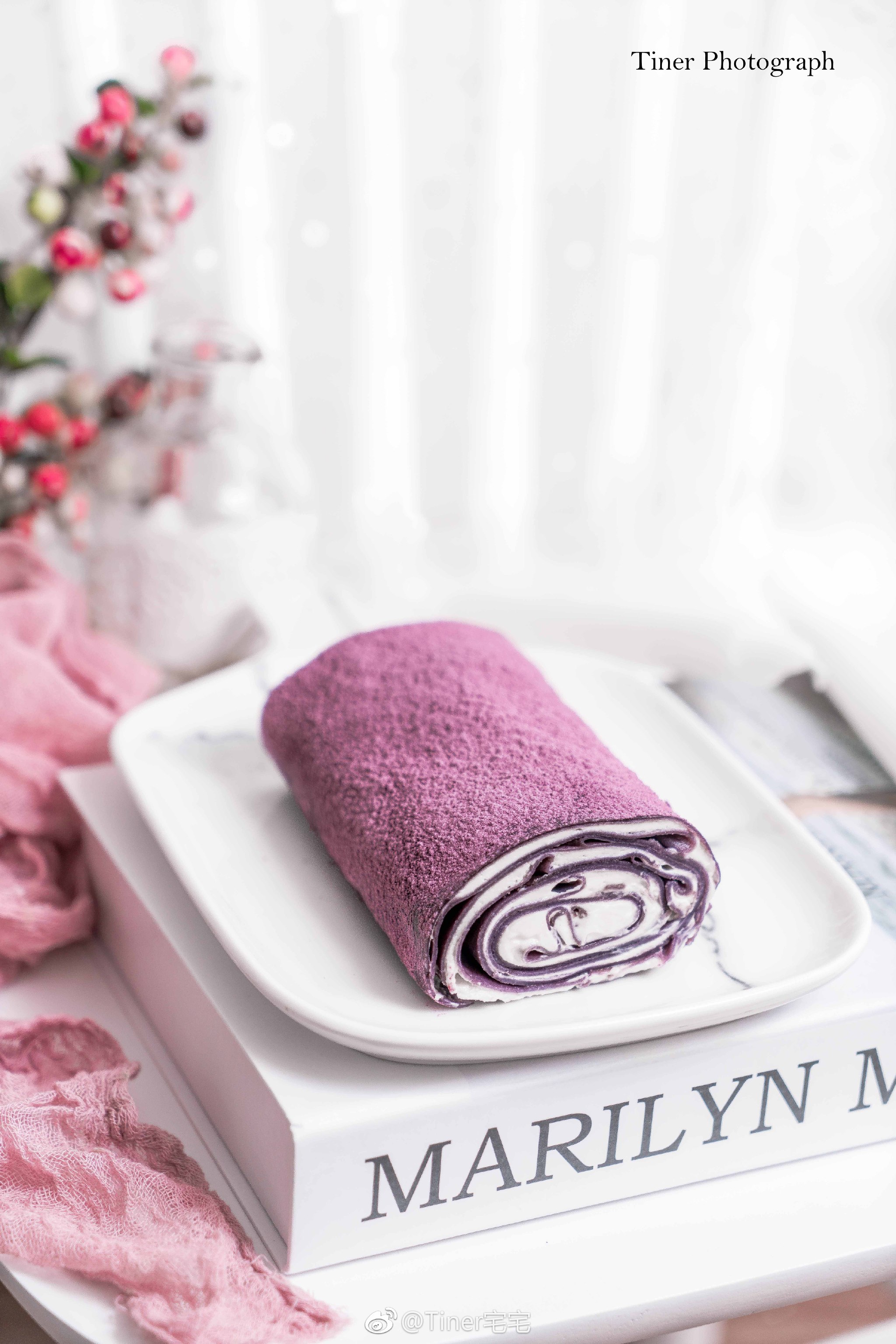 嘻嘻嘻梦幻紫颜色的毛巾卷～～拍照还是蛮好看的～～奶油真好吃(月半