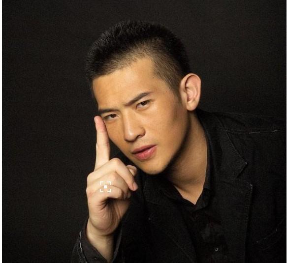 同一个宿舍4个人火了3个,剩下的一个,室友怎么帮他都火不了