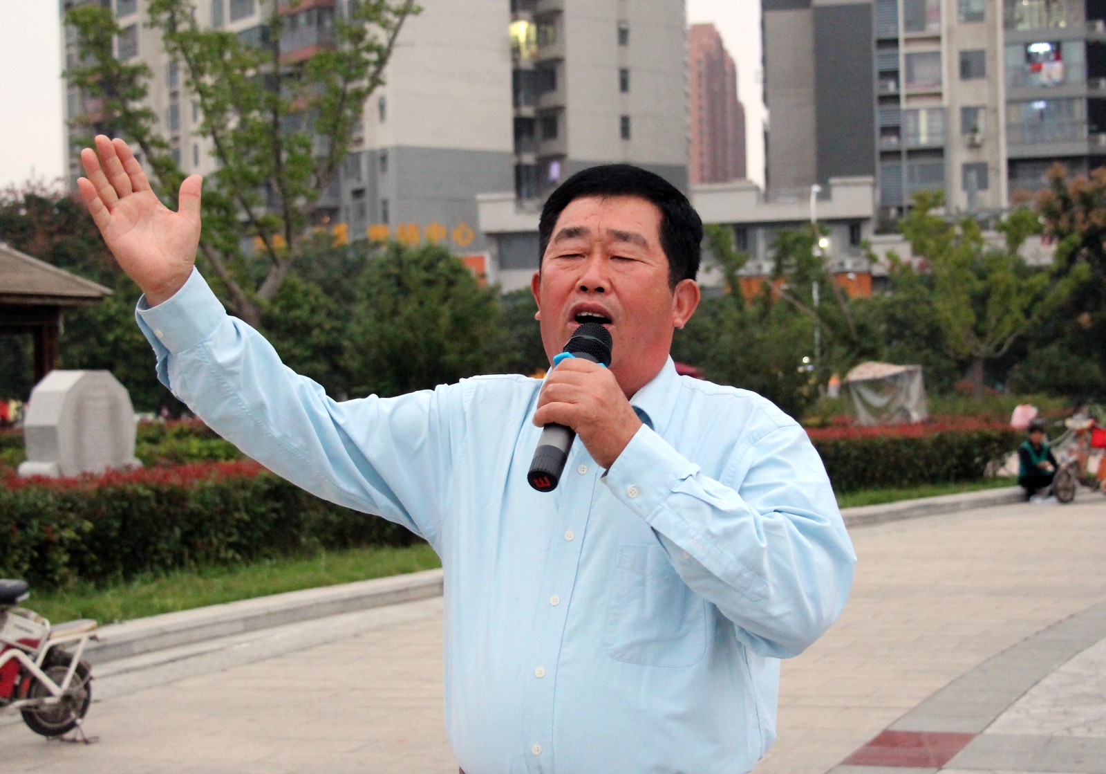 六旬老人带千首音乐广场唱歌