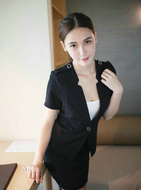 突显了成熟优雅的气质新来的经理秘书,真的太美了美女黑色制服办公