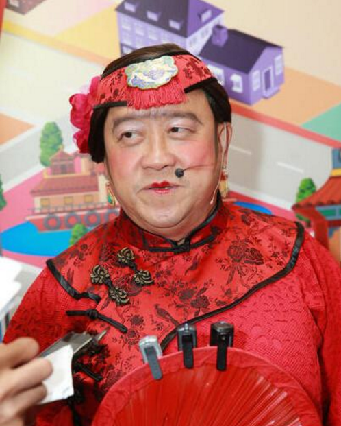 胖子男扮女装,杜海涛如村姑,林子聪胸前晃动,曾志伟神似媒婆