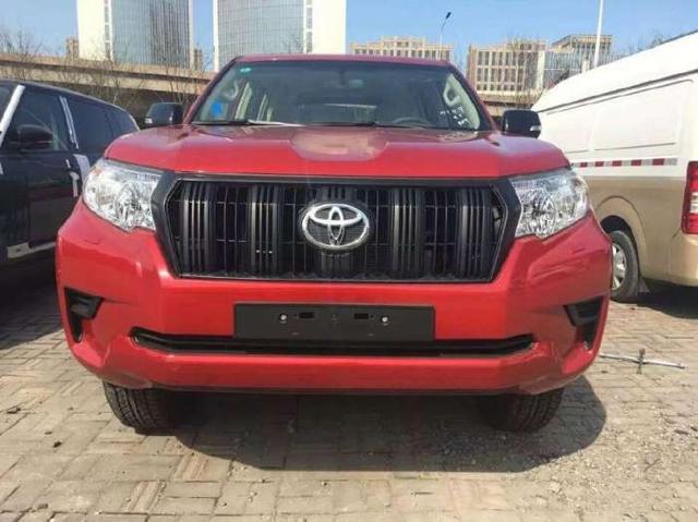 全国首台中国红版柴油霸道提车,提速迅猛,车主:油耗是最大亮点