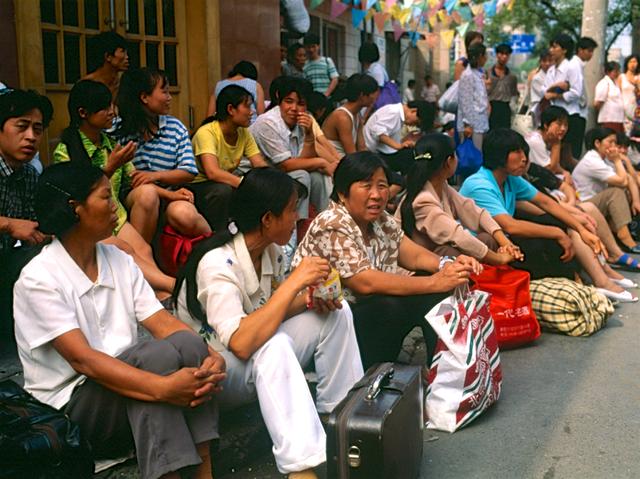 外国记者镜头下的京城,二十年前农民工
