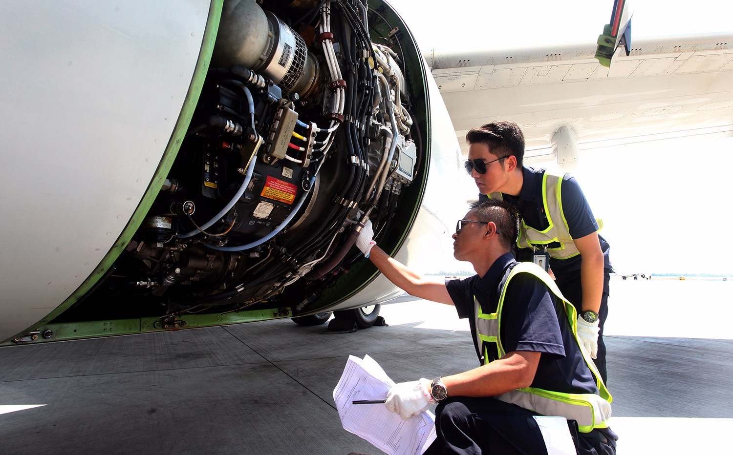 70.2℃高温 "飞机医生"冒着酷暑为飞机"出诊"40项检查
