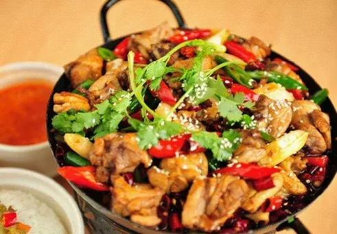 干锅土豆鸡肉材料:土豆1个,蒜薹1小把,鸡腿1个,蚝油1大勺,盐1/2小勺