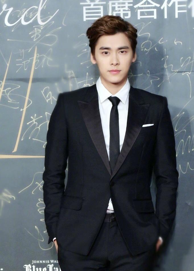 为什么李易峰穿西装这么有型? 看了你就知道