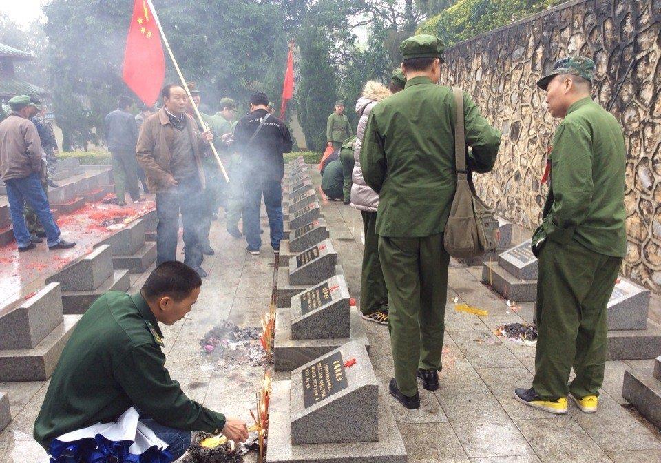 对越自卫战老兵再聚首,烈士墓前摆满祭品,女兵面色凝重!