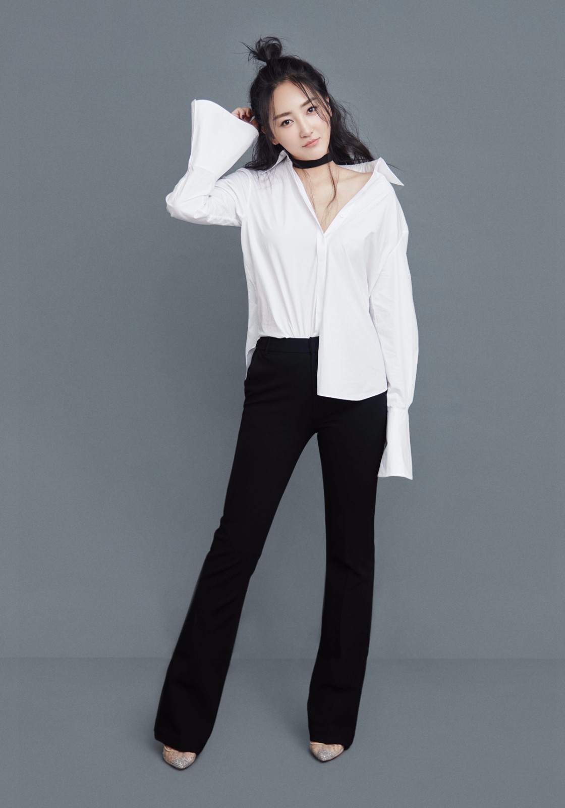 高姝瑶质感写真大秀美腿 眼神魅惑"锁骨精"|高姝瑶|锁骨|质感_新浪