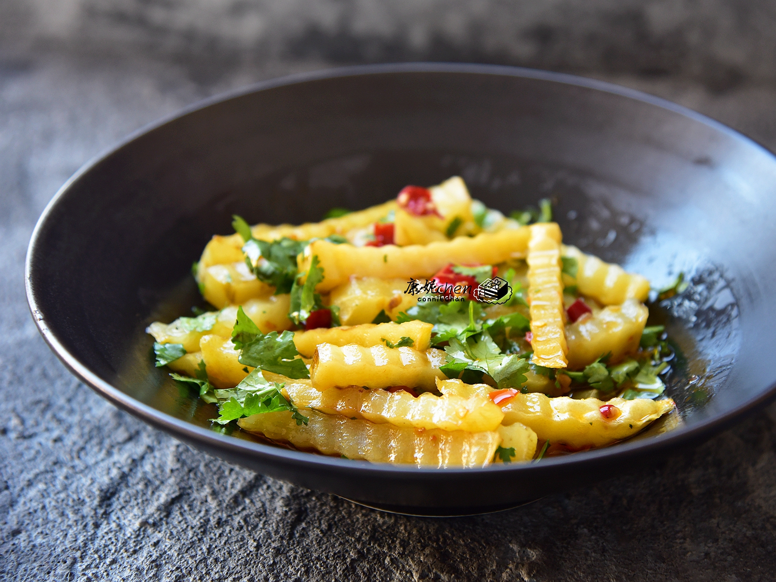 凉拌土豆条不焯水,不油炸更健康,拌一拌,好吃到飞起,瞬间秒光