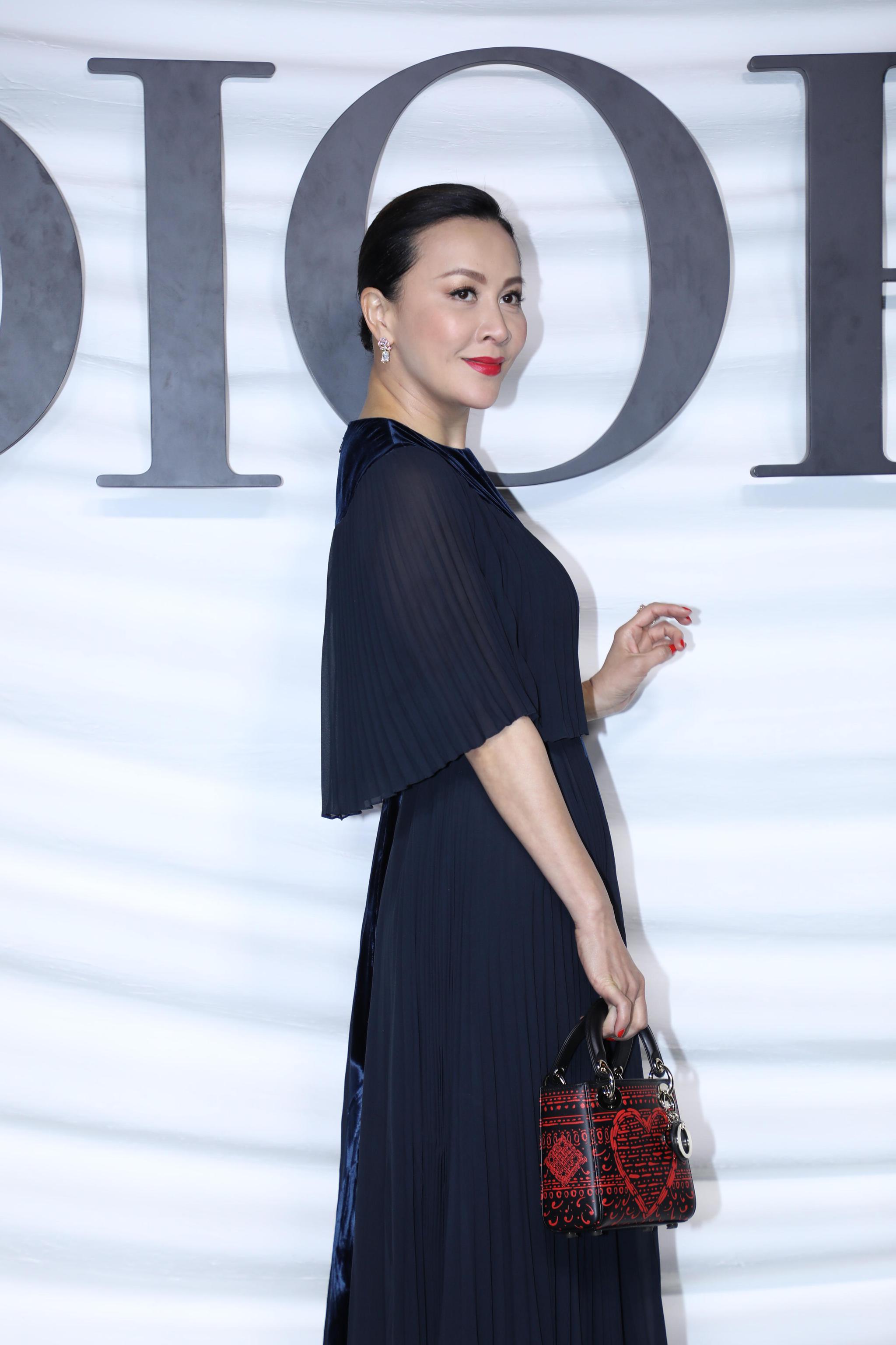 刘嘉玲出席上海迪奥大秀,脖子前后两个色!真的尴尬!